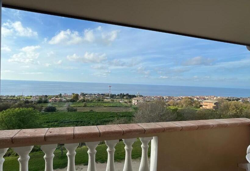 غرفة ديلوكس مطلّة علي البحر مزوَّدة بشُرفة, Residenza Domus Aurea Tropea  Vista Mare