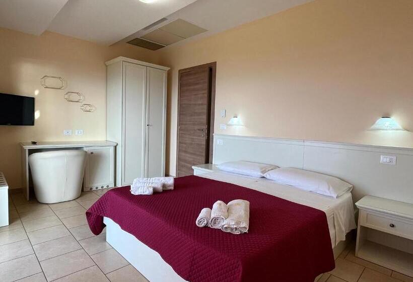 غرفة قياسية مطلّة علي البحر مزوَّدة بشُرفة, Residenza Domus Aurea Tropea  Vista Mare