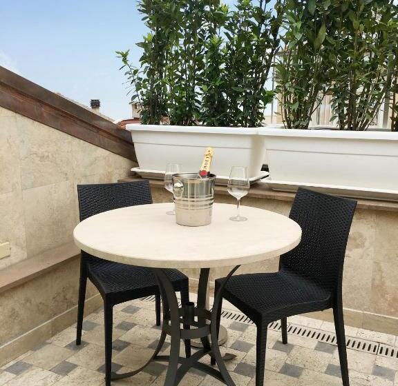 Standard Triple Room with Terrace, Opera Arte Rooms
