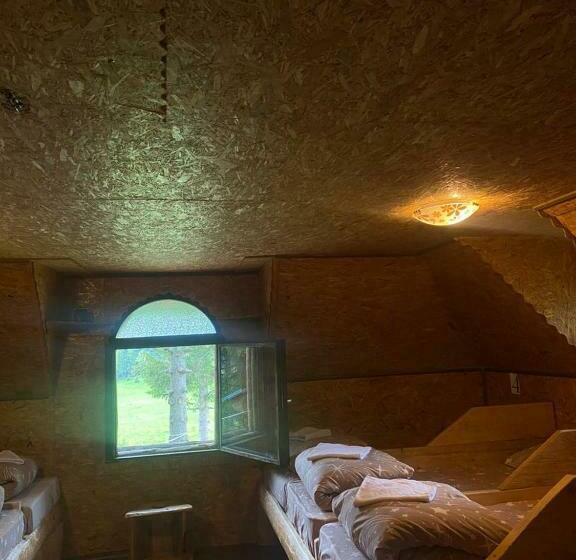 تختخواب در اتاق مشترک, Pinetrees Lodge