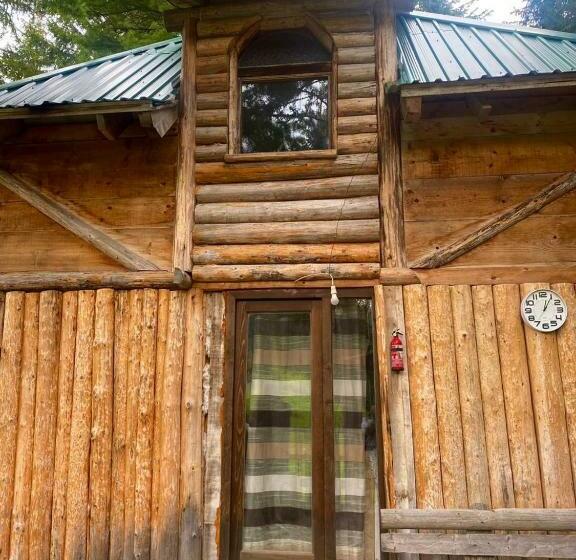 کلبه ییلاقی, Pinetrees Lodge