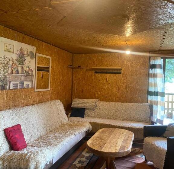 کلبه ییلاقی, Pinetrees Lodge