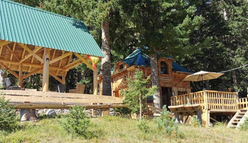 کلبه ییلاقی, Pinetrees Lodge