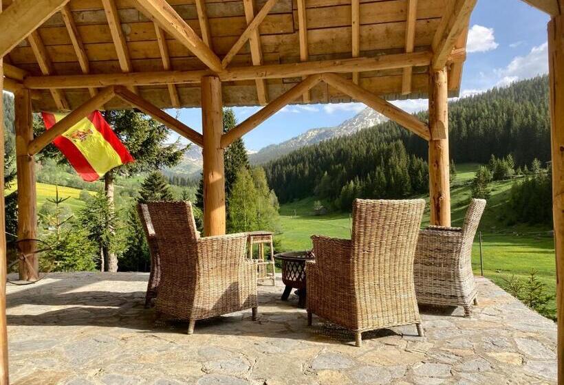 کلبه ییلاقی, Pinetrees Lodge