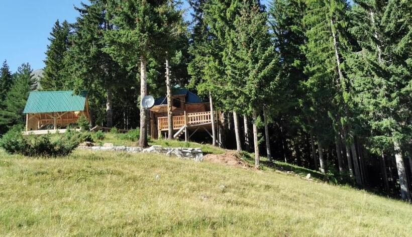 کلبه ییلاقی, Pinetrees Lodge