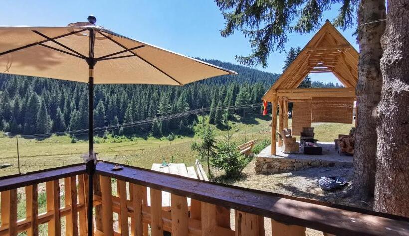 کلبه ییلاقی, Pinetrees Lodge