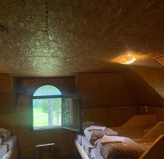 کلبه ییلاقی, Pinetrees Lodge