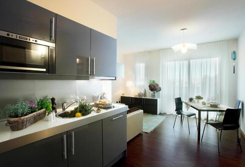سوییت جونیور با بالکن, D Place Hotel & Suite