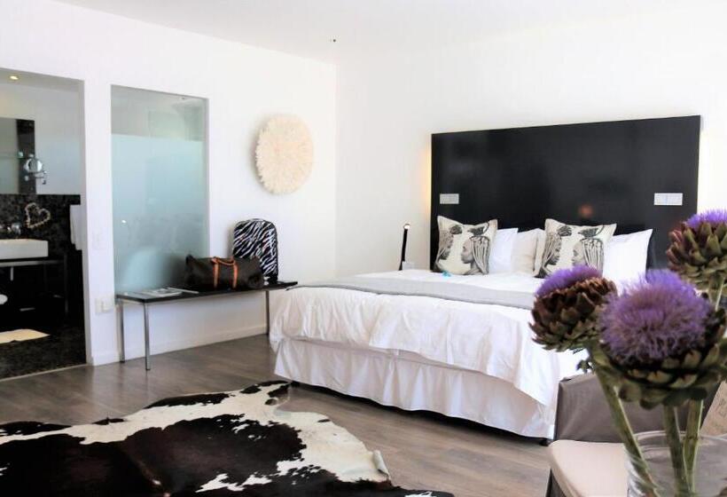 اتاق لوکس با بالکن و چشم‌انداز دریا, Dysart Boutique Hotel   Solar Power