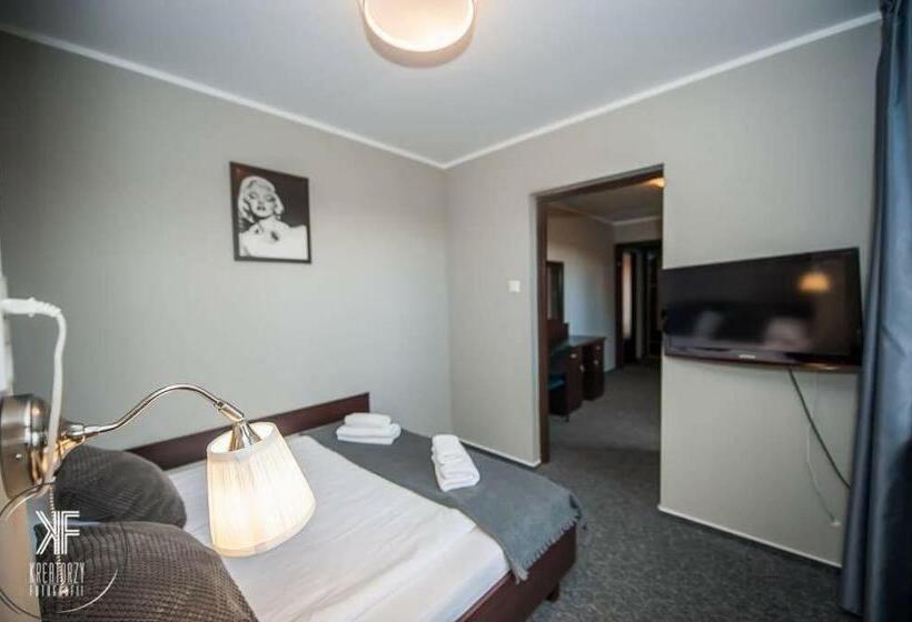 Habitación Triple Estándar, Otomin