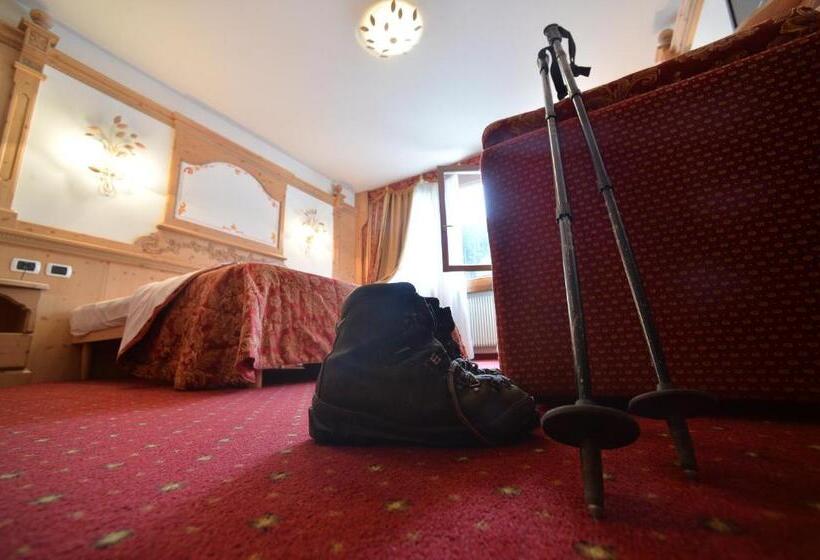 غرفة عائلية, Dalla Serra