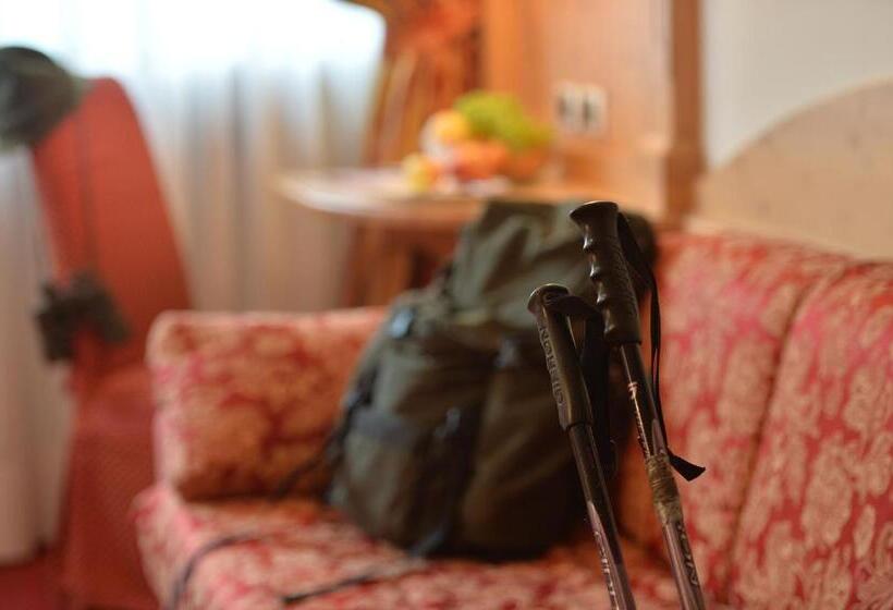 غرفة عائلية, Dalla Serra