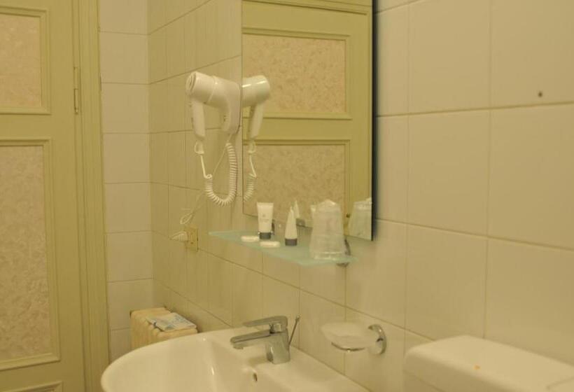 اتاق استاندارد سه نفره, Stipino