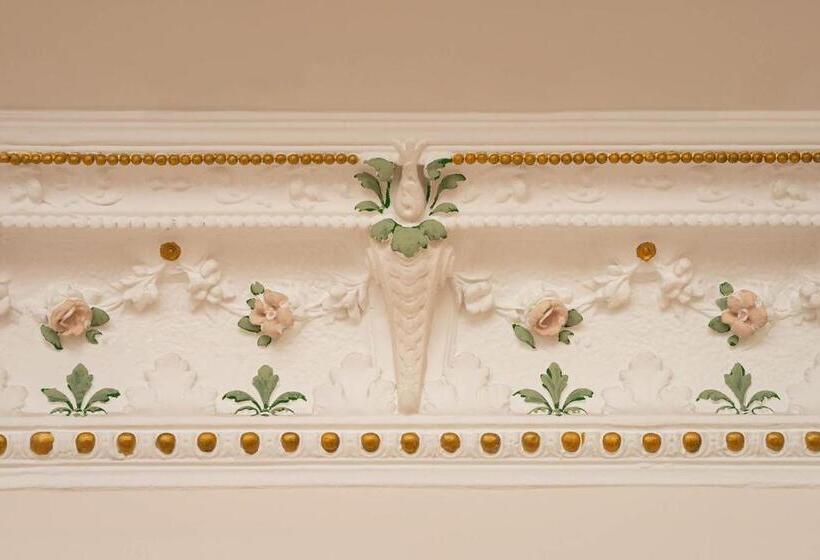 اتاق لوکس, Villa Antonia