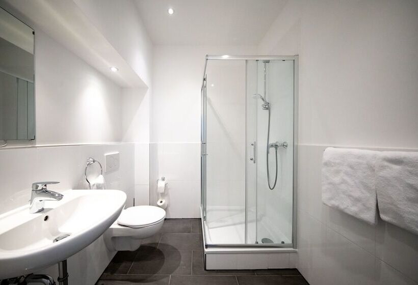 اتاق استاندارد سه نفره, SMARTY Airport Cologne Hotel - KONTAKTLOSER SELF CHECK-IN
