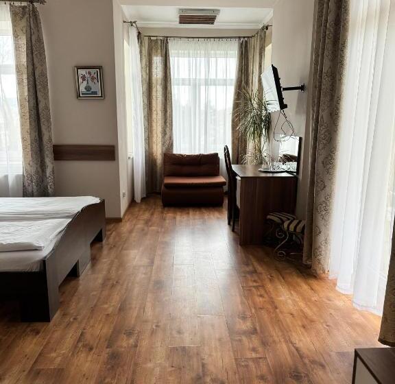 اتاق استاندارد سه نفره, Villa Carmen