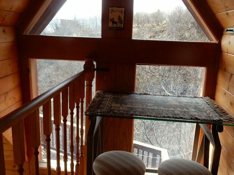 کابین, Alaska Adventure Cabins