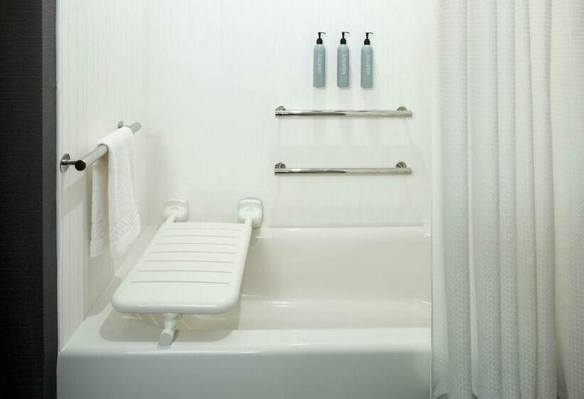 חדר סטנדרט עם מיטת קינג, Courtyard By Marriott Montreal Midtown
