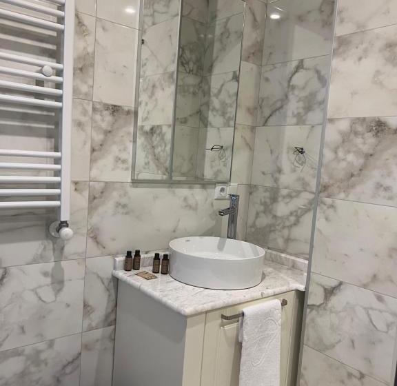 اتاق لوکس با بالکن و چشم‌انداز دریا, Green Rock Hotel Boutique