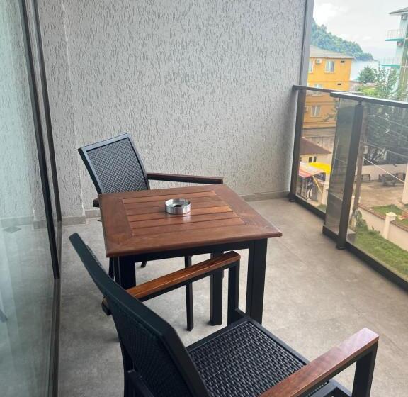 اتاق لوکس با بالکن و چشم‌انداز دریا, Green Rock Hotel Boutique