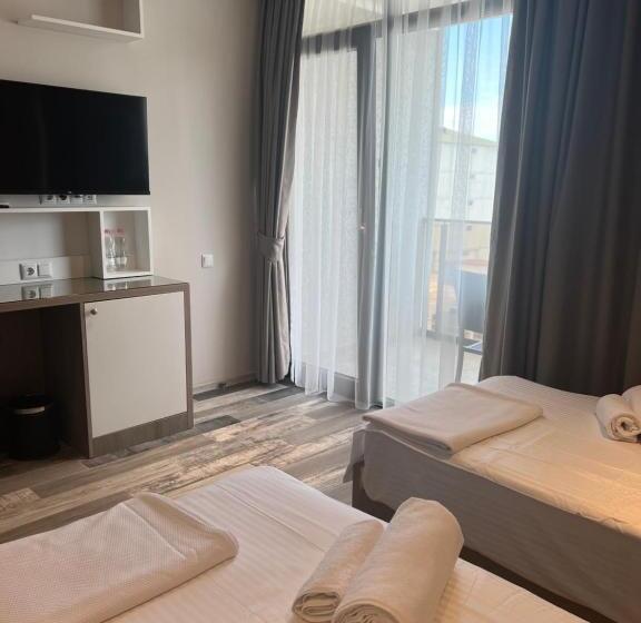 اتاق لوکس با بالکن و چشم‌انداز دریا, Green Rock Hotel Boutique