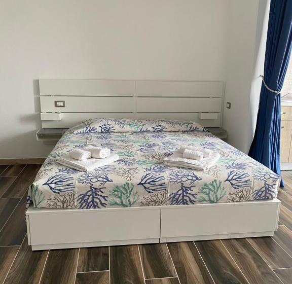 Семейный Номер, Manfredi Sea Room