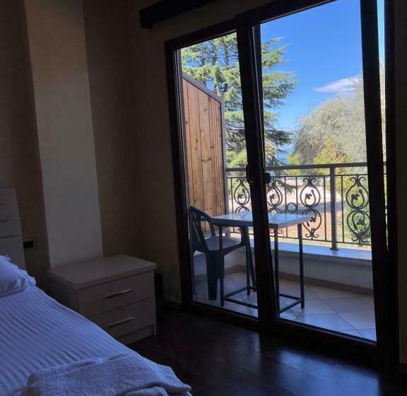اتاق استاندارد چهار تخته, Artist House