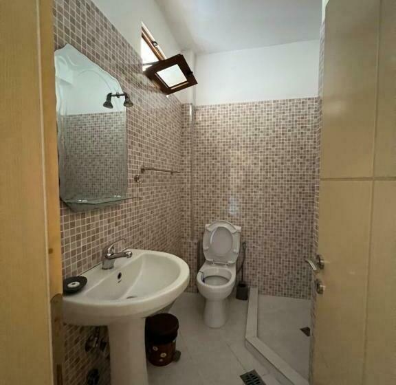 اتاق استاندارد چهار تخته, Artist House