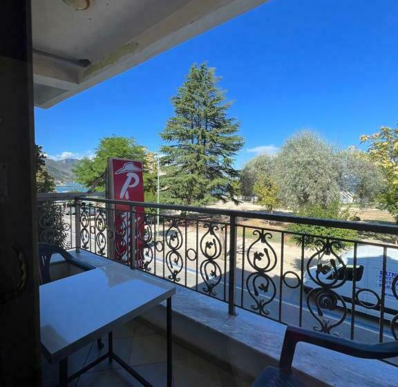اتاق استاندارد چهار تخته, Artist House