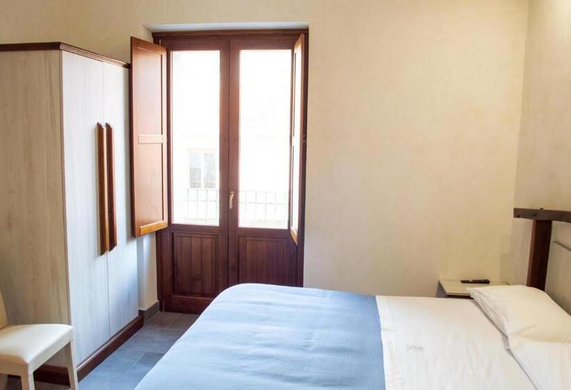 Номер Стандарт с Балконом, Palazzo Iaquinta   Rooms, Restaurant & Wellness