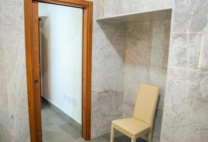 Четырехместный Номер Стандарт с Балконом, Palazzo Iaquinta   Rooms, Restaurant & Wellness