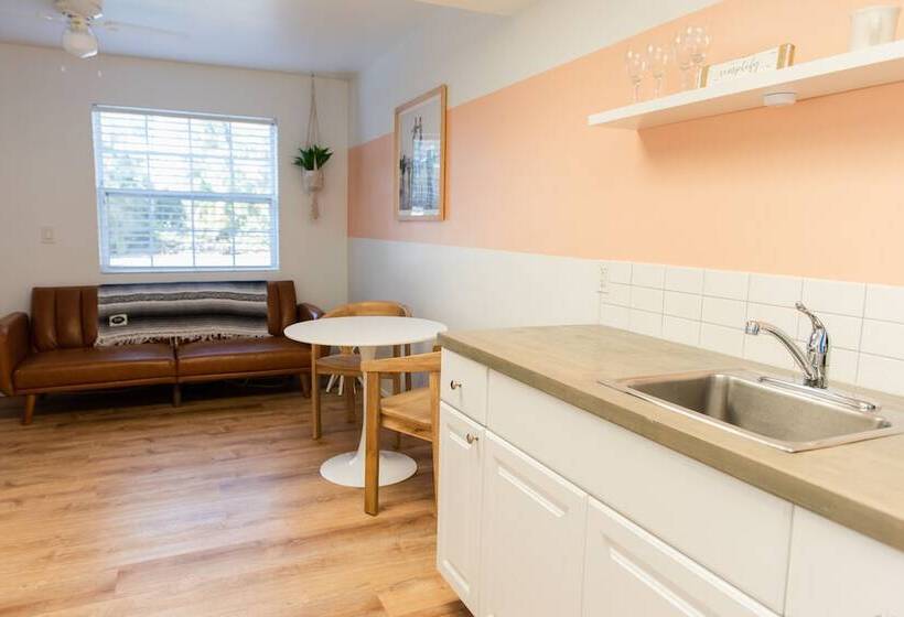 Студия Стандарт, Seaspray Surf Lodge