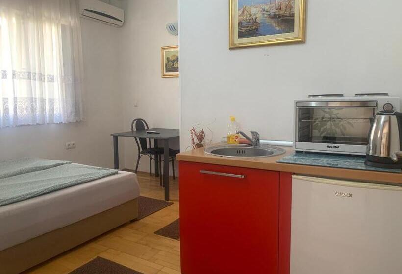 استودیوی لوکس, Villa Anja