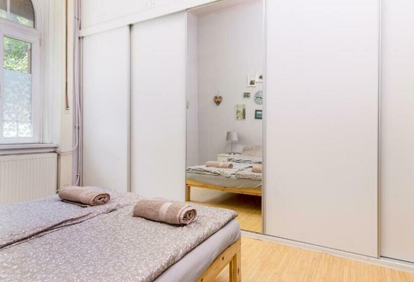 Quarto Estandar Banheiro Compartilhado, Aurora Apartments