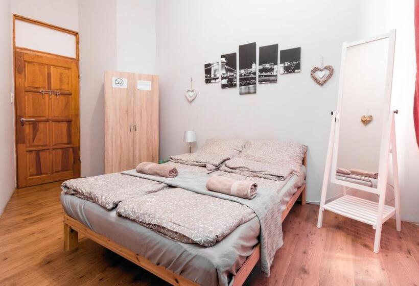 Quarto Estandar Banheiro Compartilhado, Aurora Apartments