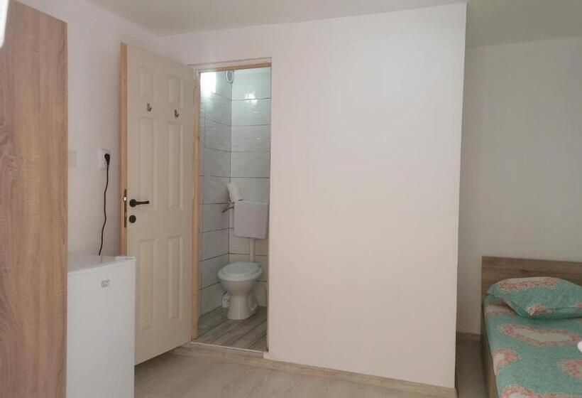 Quarto Triplo Estandar, Emyra S Holiday Rooms
