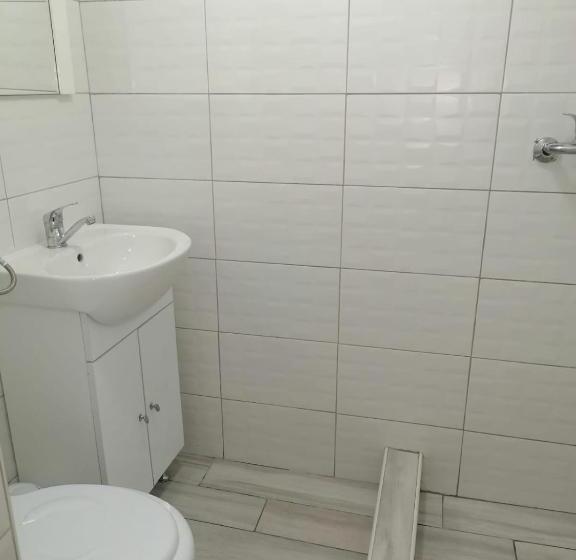 Quarto Triplo Estandar, Emyra S Holiday Rooms