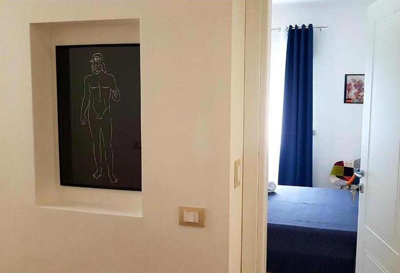 Quarto Deluxe, Monelia