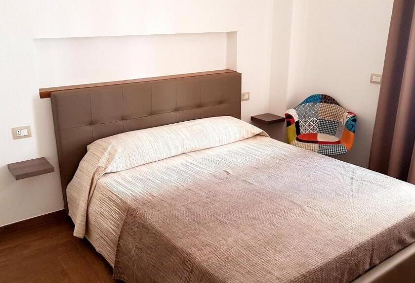 Quarto Estandar, Monelia