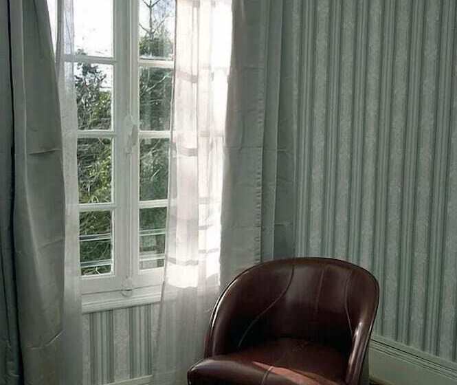 اتاق لوکس, Hôtel Les 3 Falaises