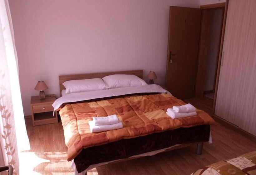 اتاق استاندارد سه نفره, Villa Ana