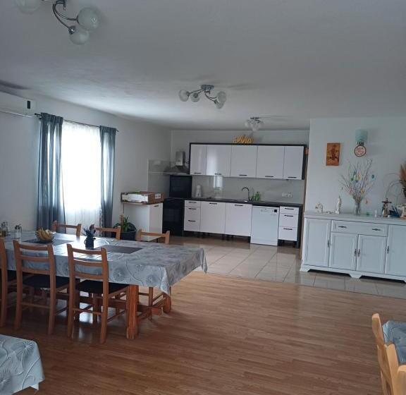 اتاق استاندارد سه نفره, Villa Ana