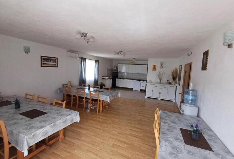 اتاق استاندارد سه نفره, Villa Ana