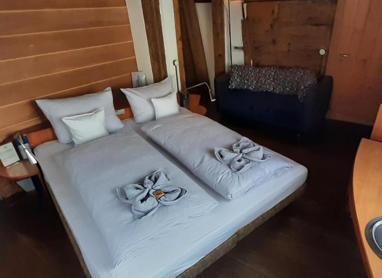 스탠다드 룸 킹사이즈 침대, Schiefes Haus