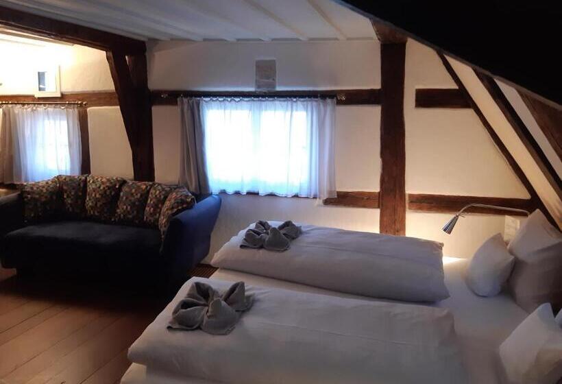 디럭스 룸 킹사이즈 침대, Schiefes Haus