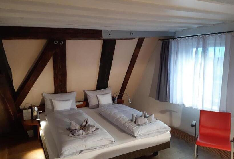 스탠다드 룸 킹사이즈 침대, Schiefes Haus