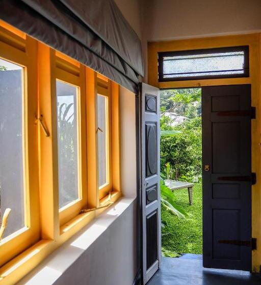 اتاق لوکس با تخت بزرگ, Banana Bunks Kandy