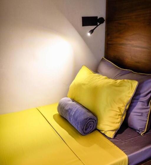 تختخواب در اتاق مشترک, Banana Bunks Kandy