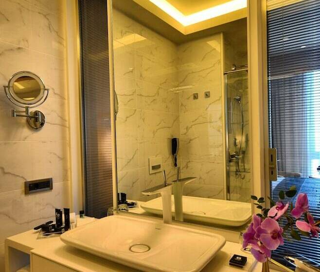 Номер Deluxe Вид на Море Боковой, Wyndham Grand Istanbul Levent Hotel & Conference Center
