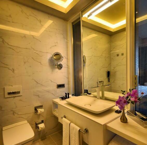 Номер Deluxe Вид на Город, Wyndham Grand Istanbul Levent Hotel & Conference Center